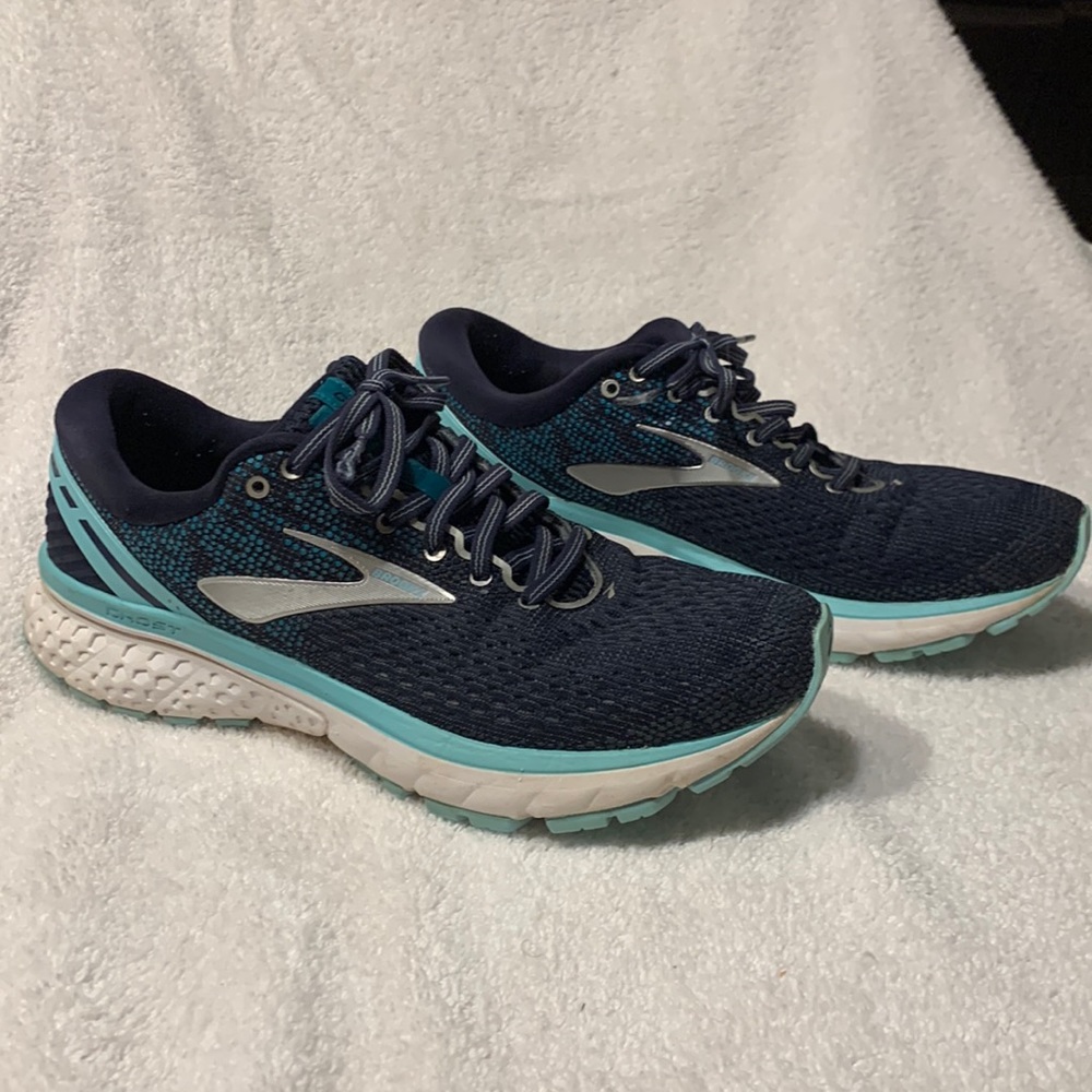 Womens Brooks tennis shoes
